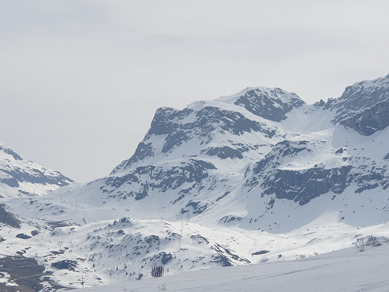 Bivio — mountain panorama above the ski area. Photo: Capricorn4049. Archive image; resized.