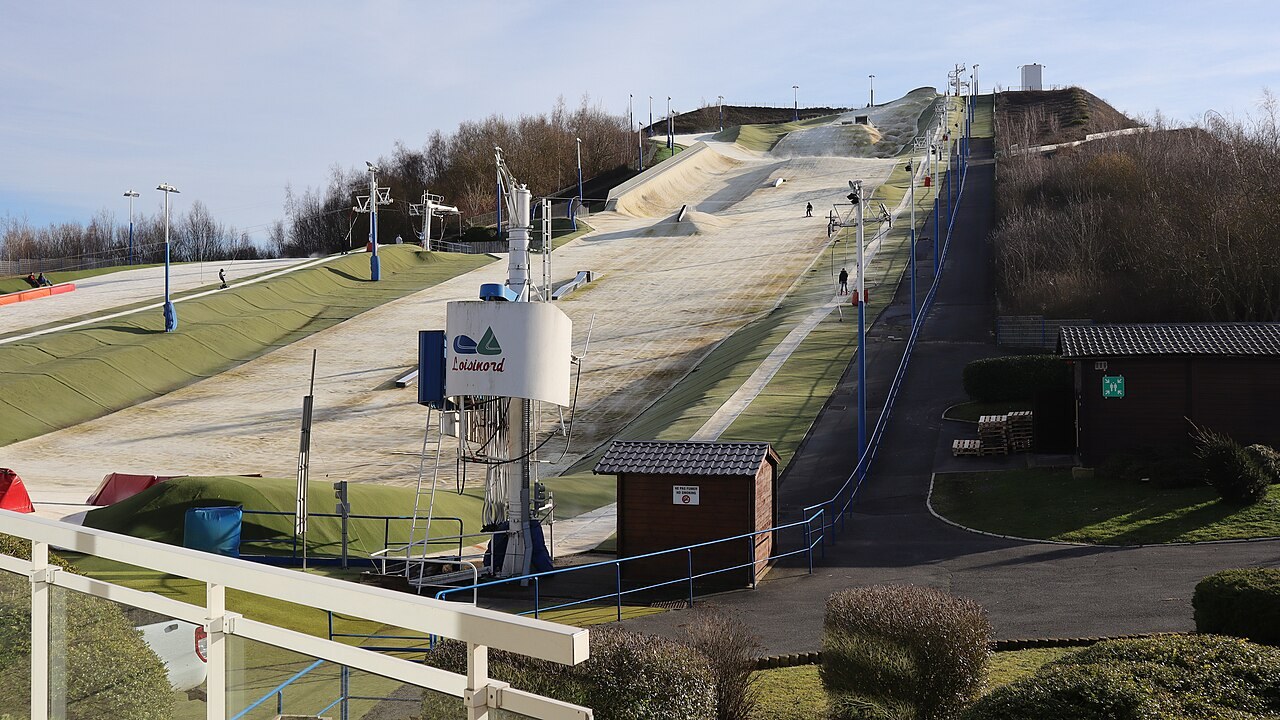 Loisinord - Noeux-les-Mines - outdoor synthetic ski slope. Photo: JackyM59. Archive image; resized.